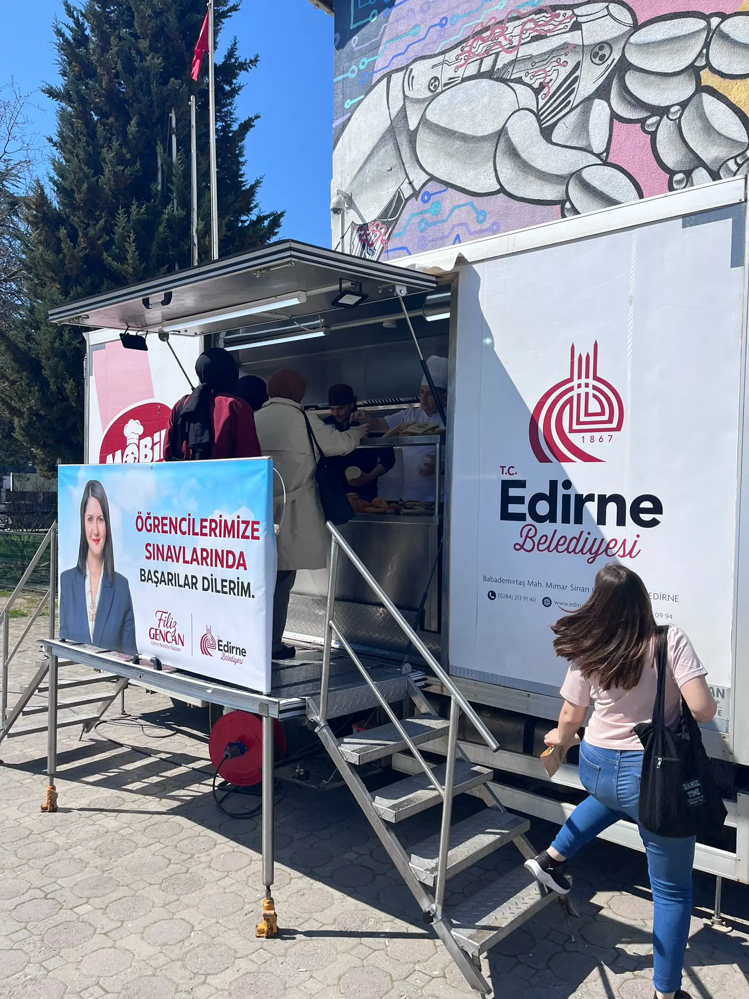 EDİRNE BELEDİYESİ’NDEN VİZE HAFTASINDA ÖĞRENCİLERE DESTEK: SICAK ÇORBA VE LOKMA İKRAMI DEVAM EDİYOR galeri görseli